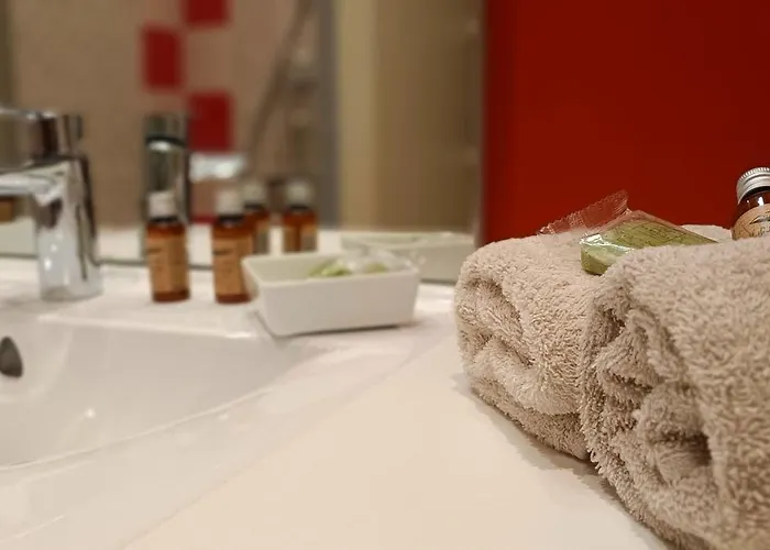 Proche - Parking Gratuit Et Prive - Terrasse Et Petit Jardin Cloture *